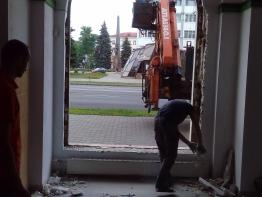 Демонтаж окна ПВХ для доставки оборудования в магазин